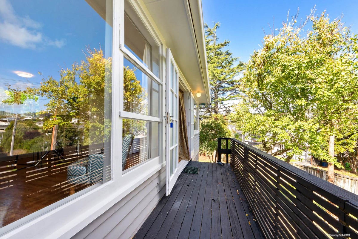 2/2 Derwent Crescent, Titirangi, Auckland - Carousel 2