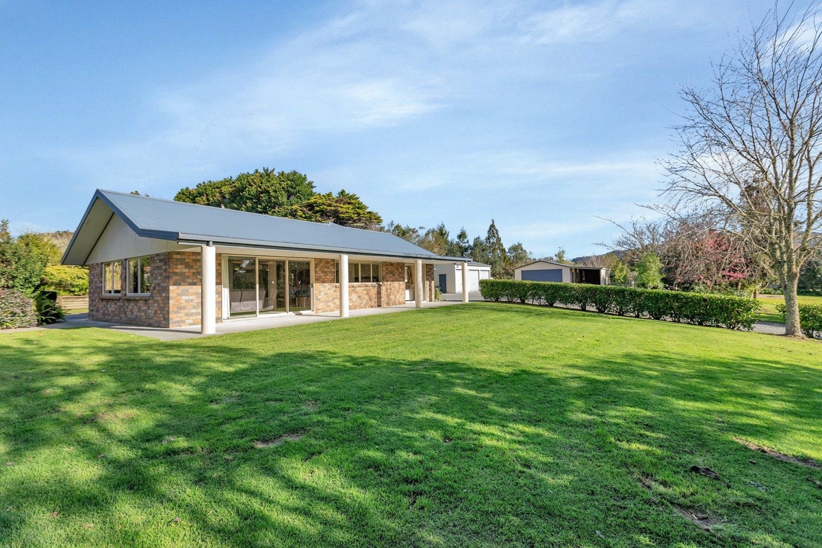 86 Main Road, Kamo - Carousel 1