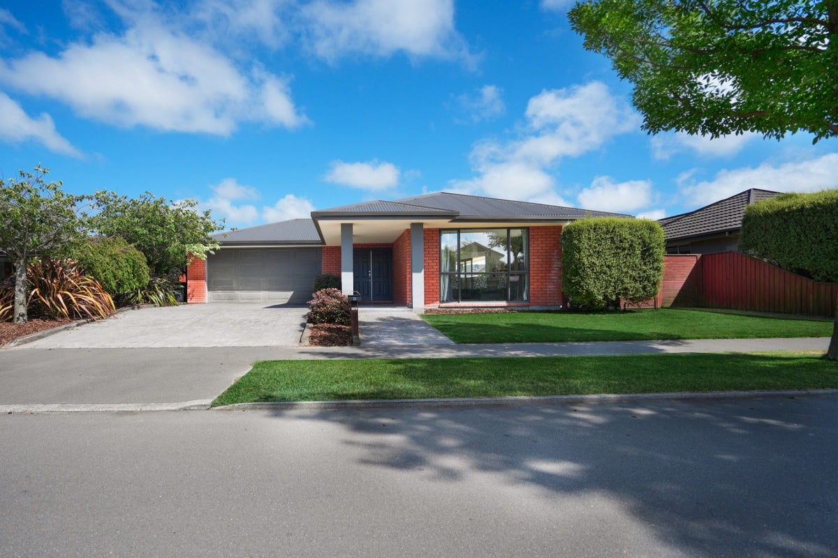 11 McMahon Drive, Aidanfield, Christchurch - Carousel 1