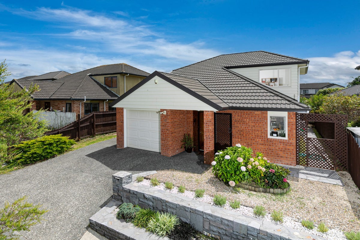 10 Lucienne Drive, Ranui, Auckland - Carousel 1