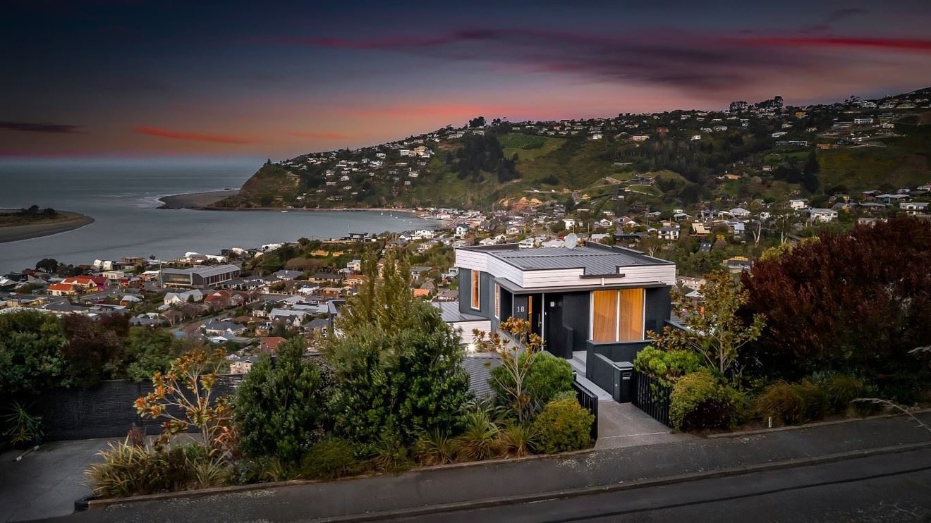 18 Glendevere Terrace, Redcliffs, Christchurch - Carousel 1