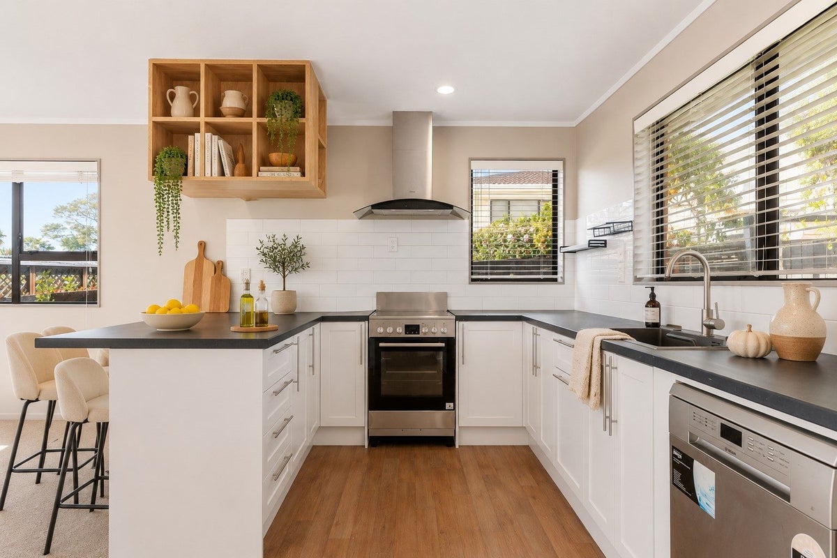 2/10 Bishop Street, Green Bay, Auckland - Carousel 2