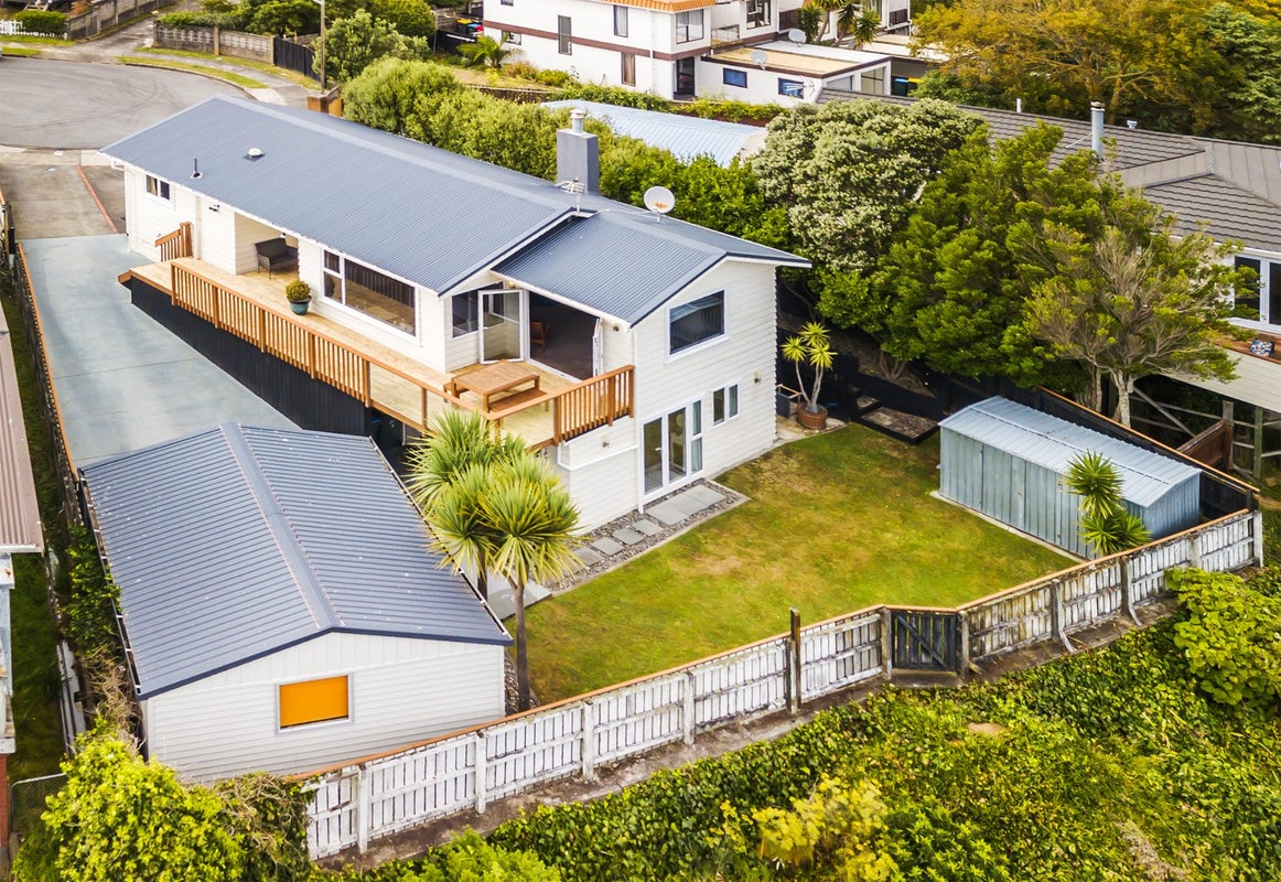 8 Ash Grove, Ranui, Porirua - Carousel 1