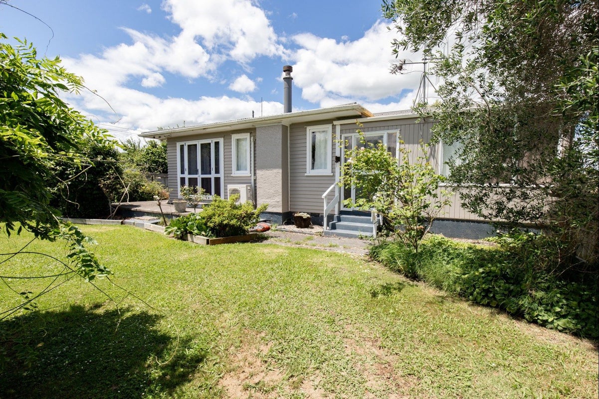 21 Hayward Road, Ngatea, Ngatea - Carousel 1