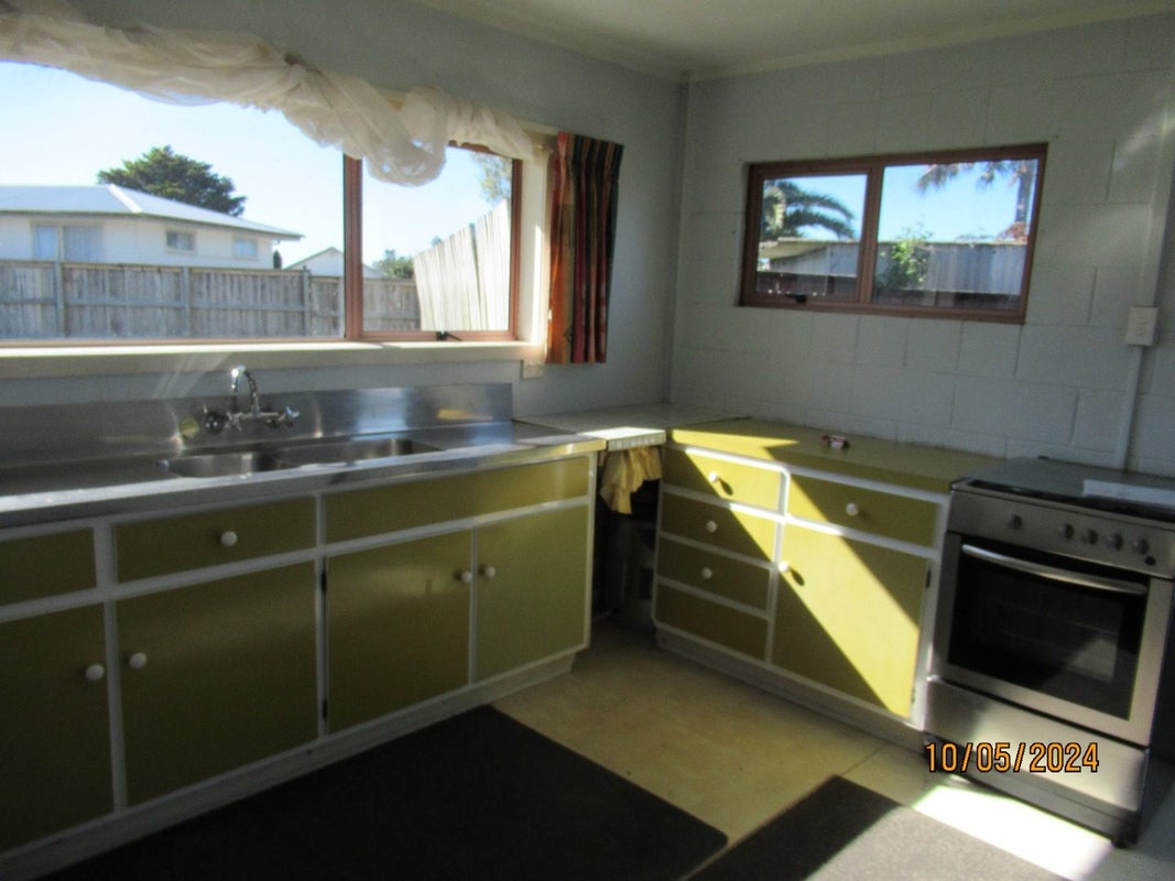 98 Riverpark Crescent, Henderson, Auckland - Carousel 2