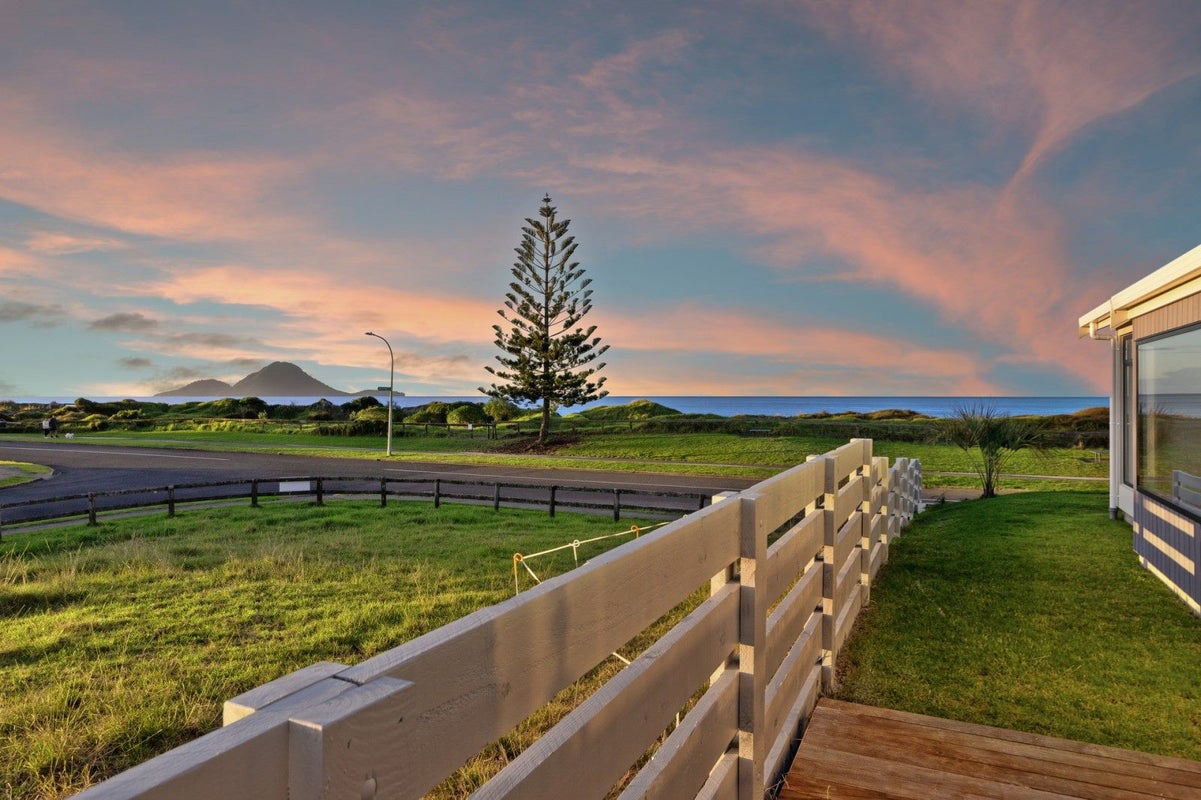 16 Pacific Parade, Coastlands, Whakatane - Carousel 1