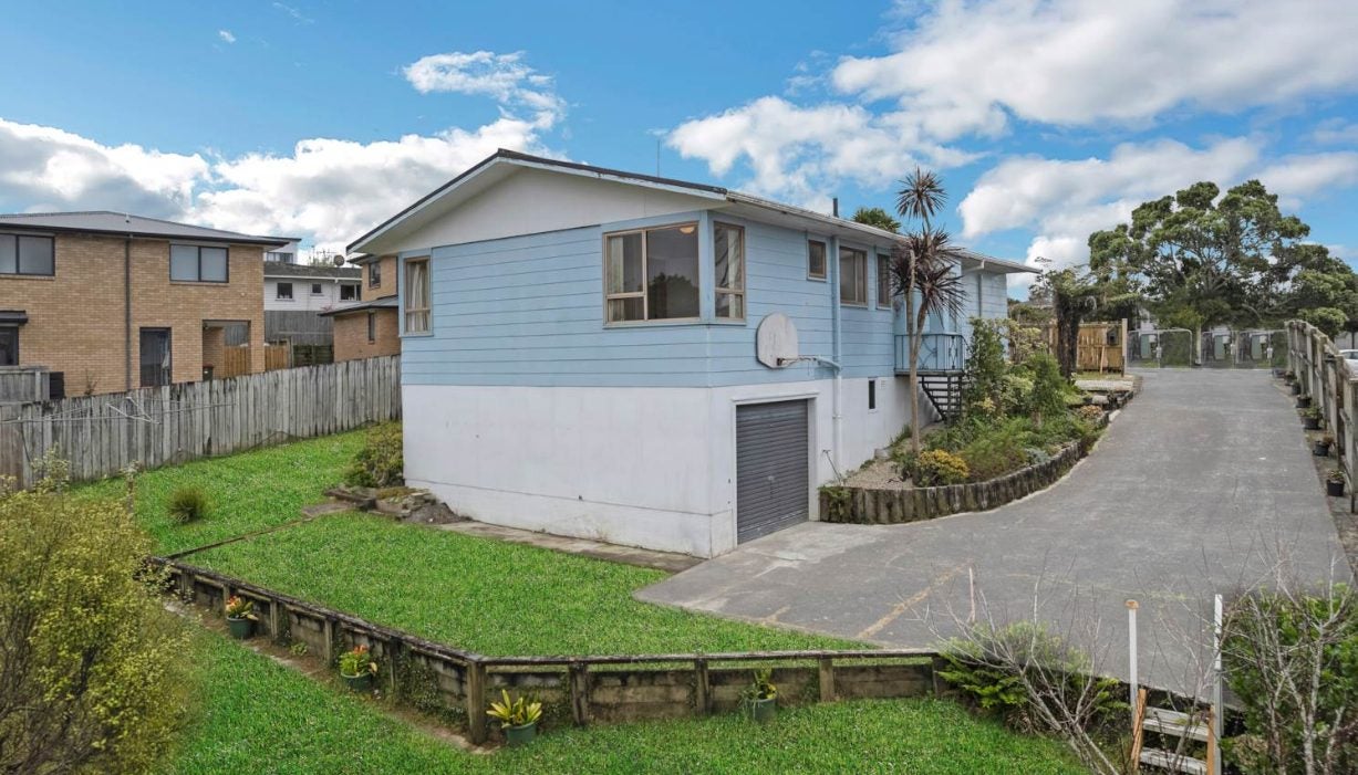 32 Cockayne Crescent, Sunnynook, Auckland - Carousel 1