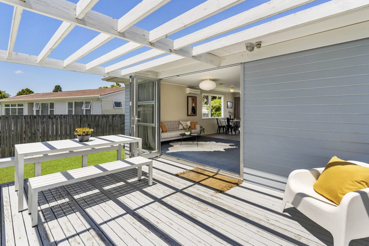 6 Brennan Avenue, Te Atatu Peninsula, Auckland - Carousel 2