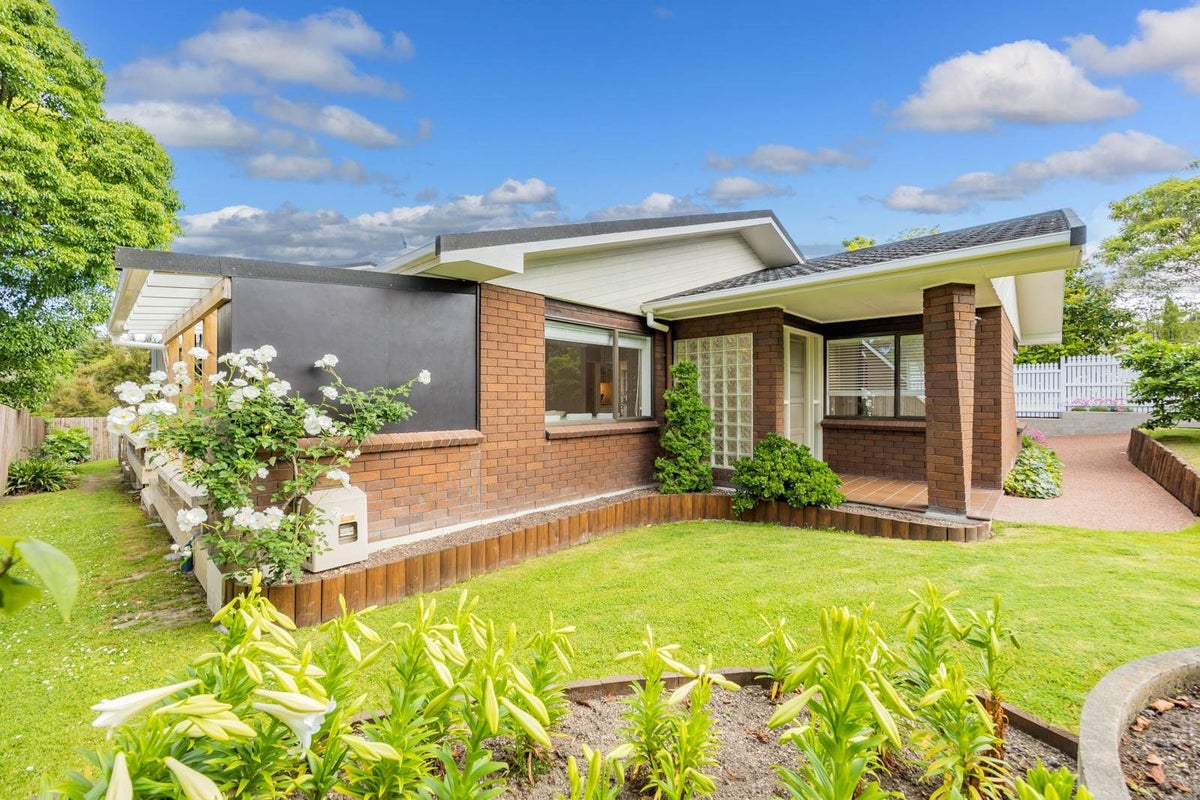 42 Centorian Drive, Windsor Park, Auckland - Carousel 1