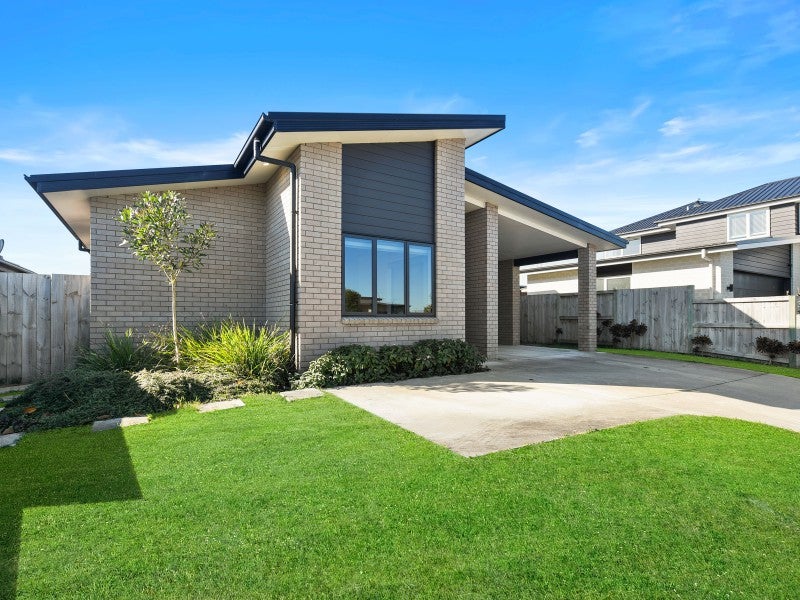 4 McCorquindale Drive, Flagstaff, Hamilton - Carousel 1