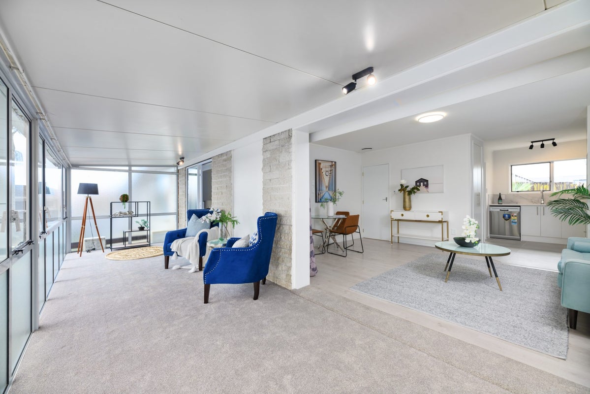 1/1 Flagstaff Place, Massey, Auckland - Carousel 2