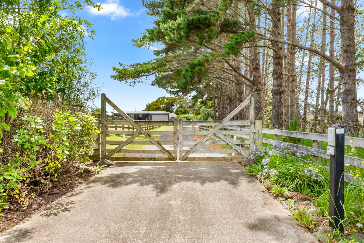 842 South Head Road, Helensville - Carousel 2