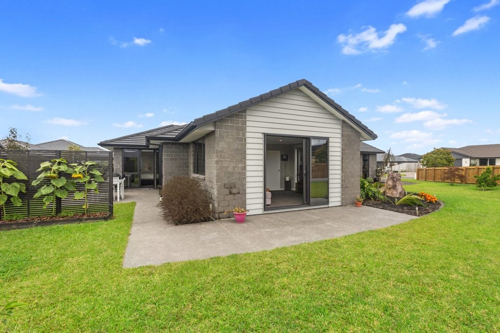 8 Cowell Crescent, Pyes Pa, Tauranga - Carousel 1