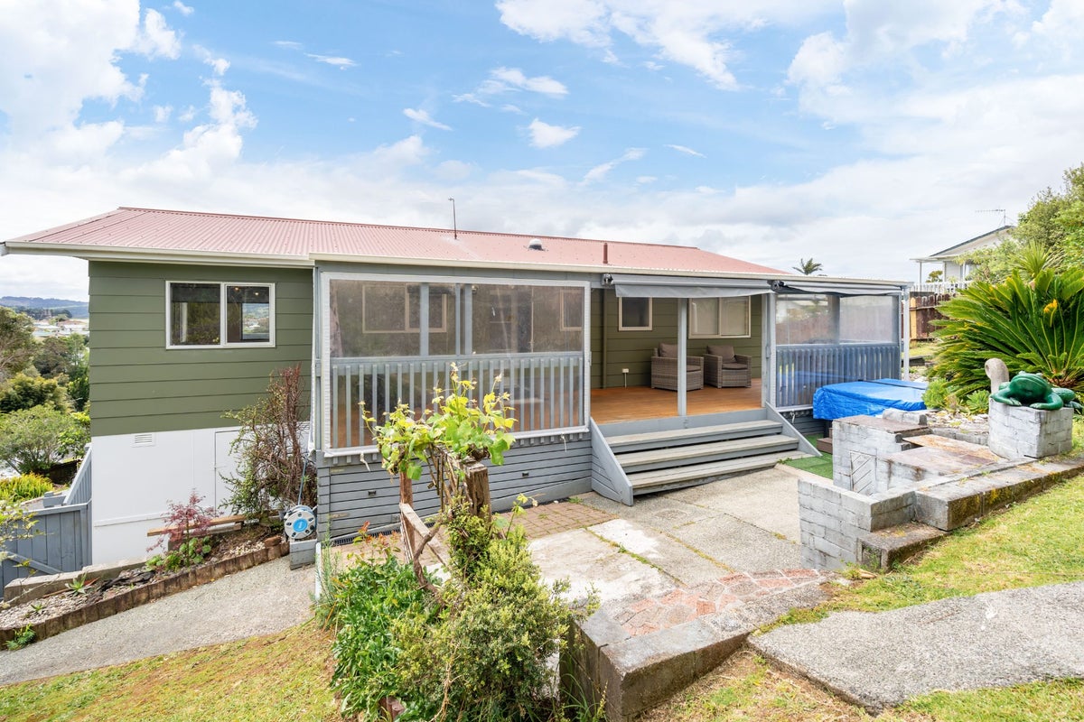 11B Robin Hood Place, Onerahi, Whangarei - Carousel 1