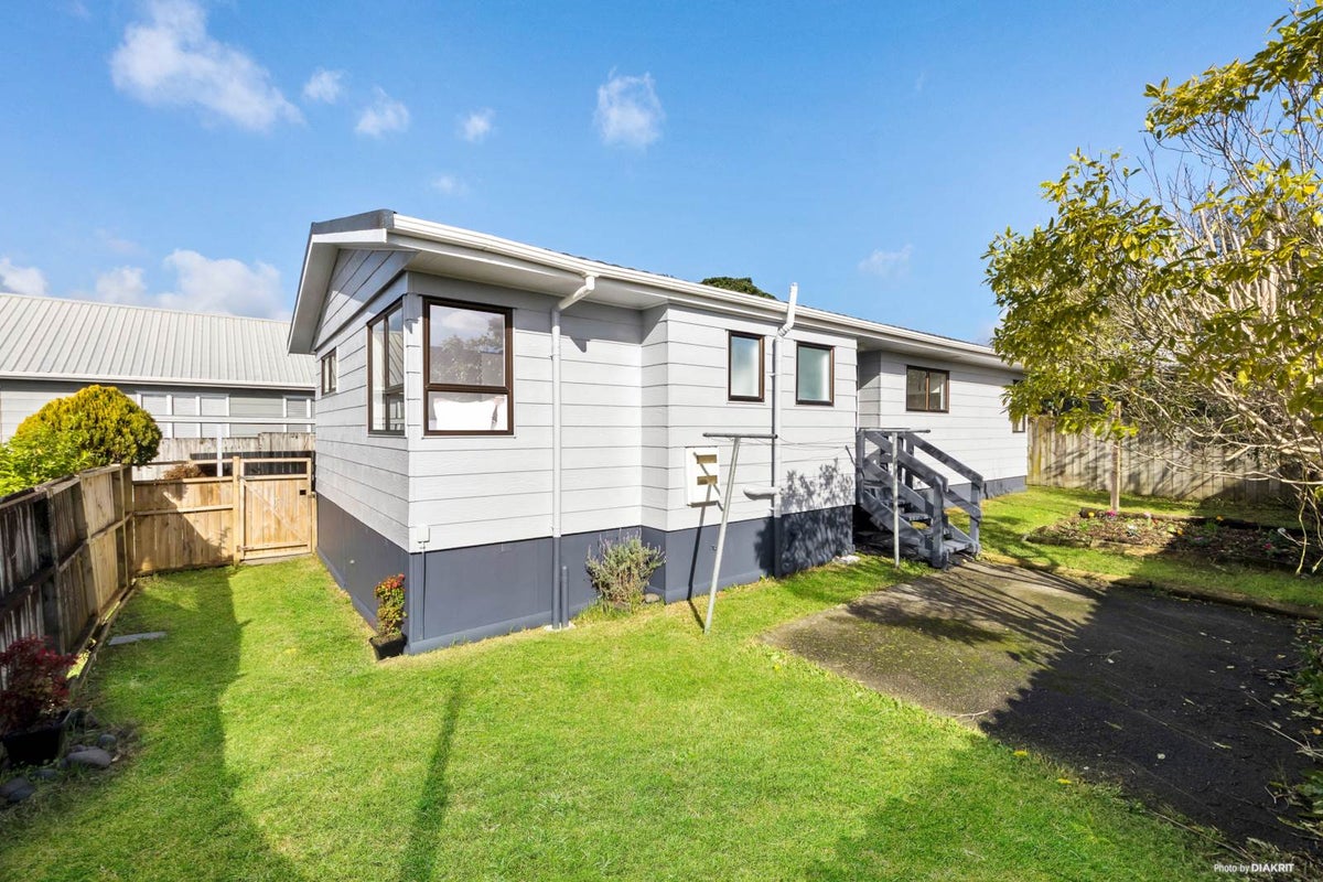 16 Meadowvale Rise, Titirangi, Auckland - Carousel 1