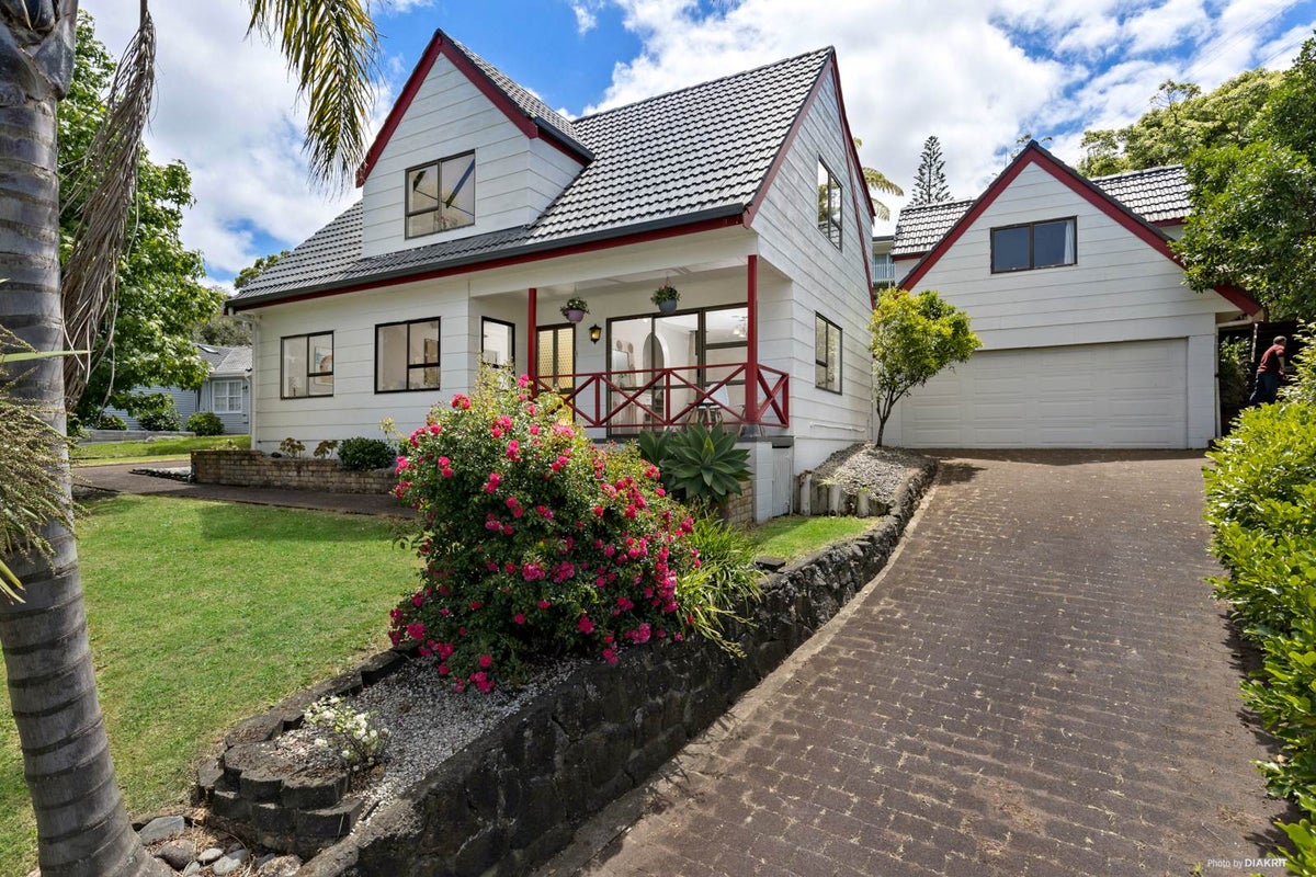 19 Stephen Lysnar Place, Hillsborough, Auckland - Carousel 1