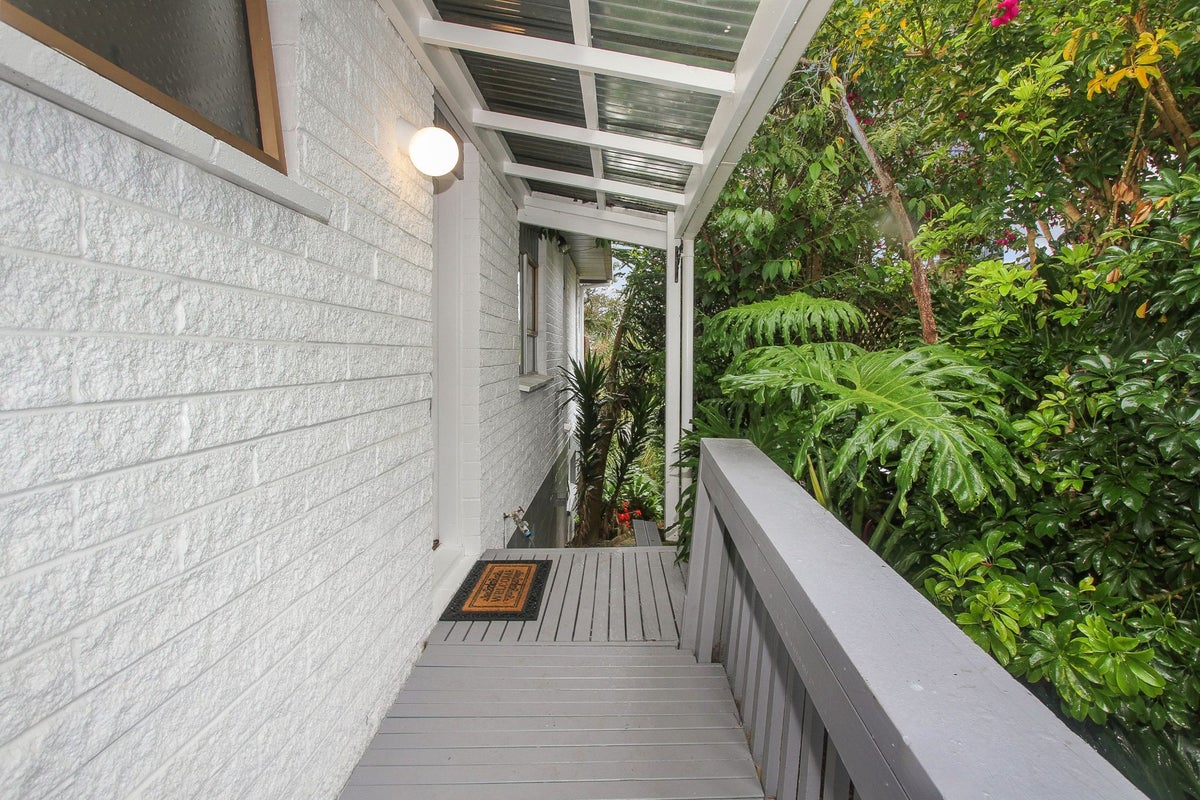 2/47 Girrahween Drive, Totara Vale, Auckland - Carousel 1