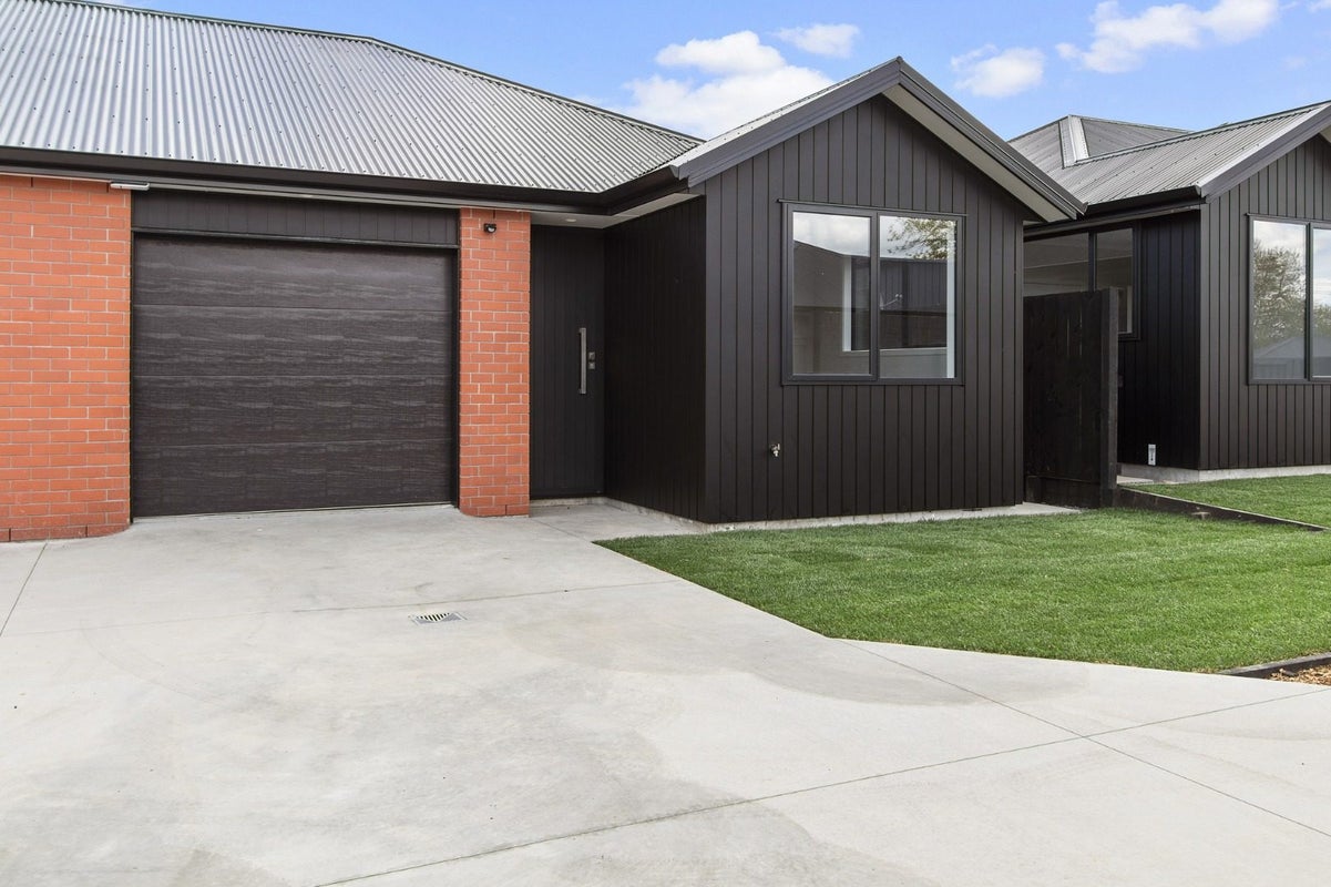 2/4 Carey Street, Maeroa, Hamilton - Carousel 1
