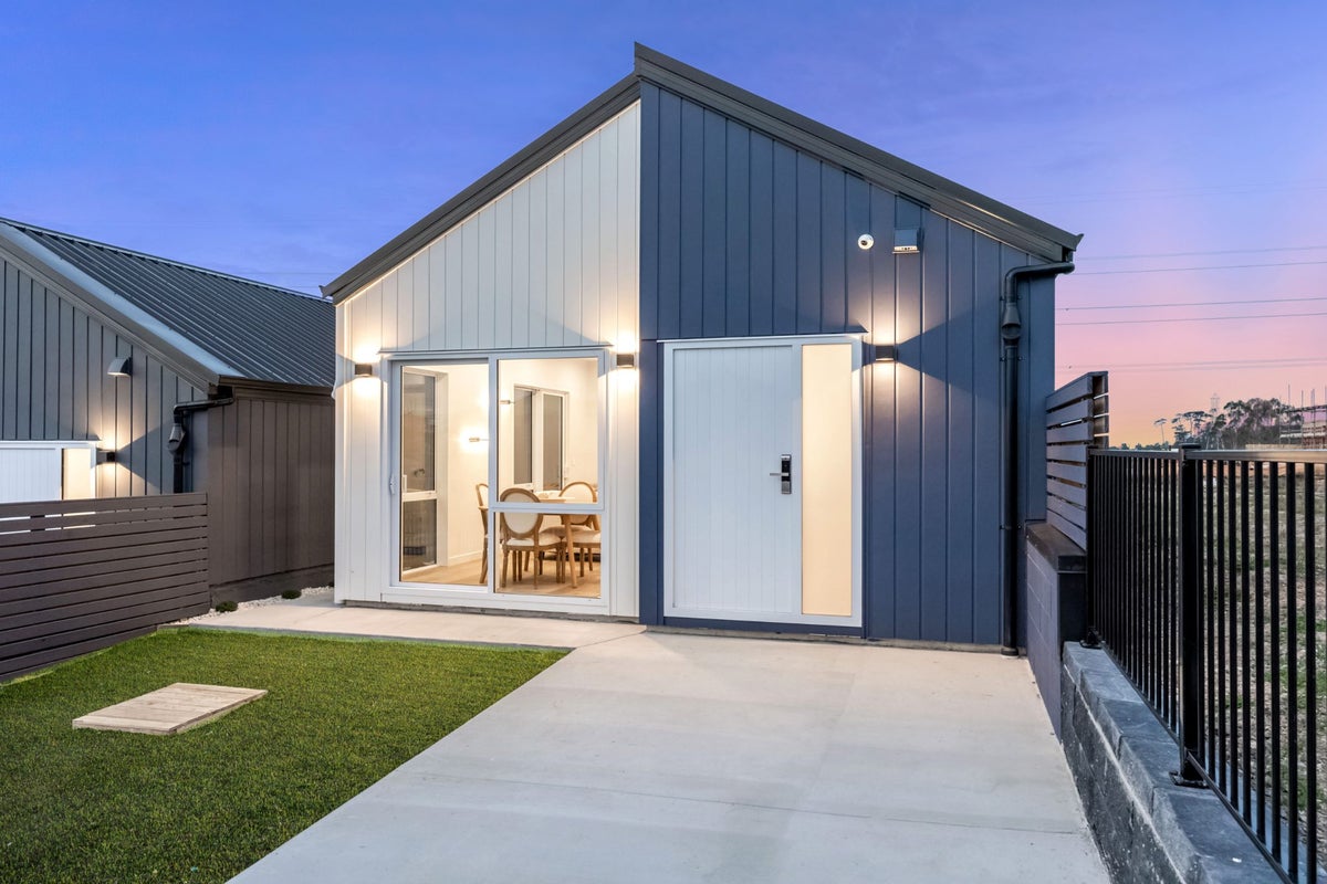 36 Horokaka Street, Massey, Auckland - Carousel 1