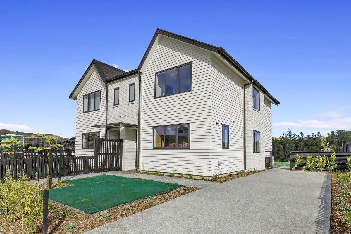 30 Turtleback Avenue, Whitby, Porirua - Carousel 2