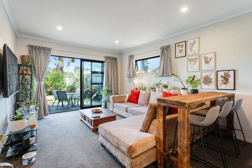 15 Tapuwae Way, Mangere Bridge, Auckland - Carousel 1