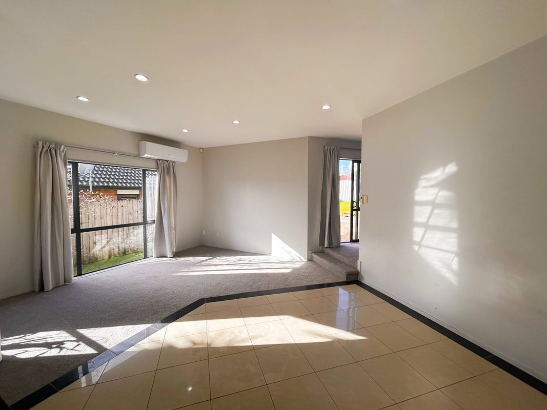 5 Holsten Place, Massey, Auckland - Carousel 2