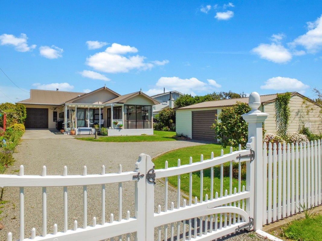 22 Shortt Street, Foxton Beach, Foxton - Carousel 1