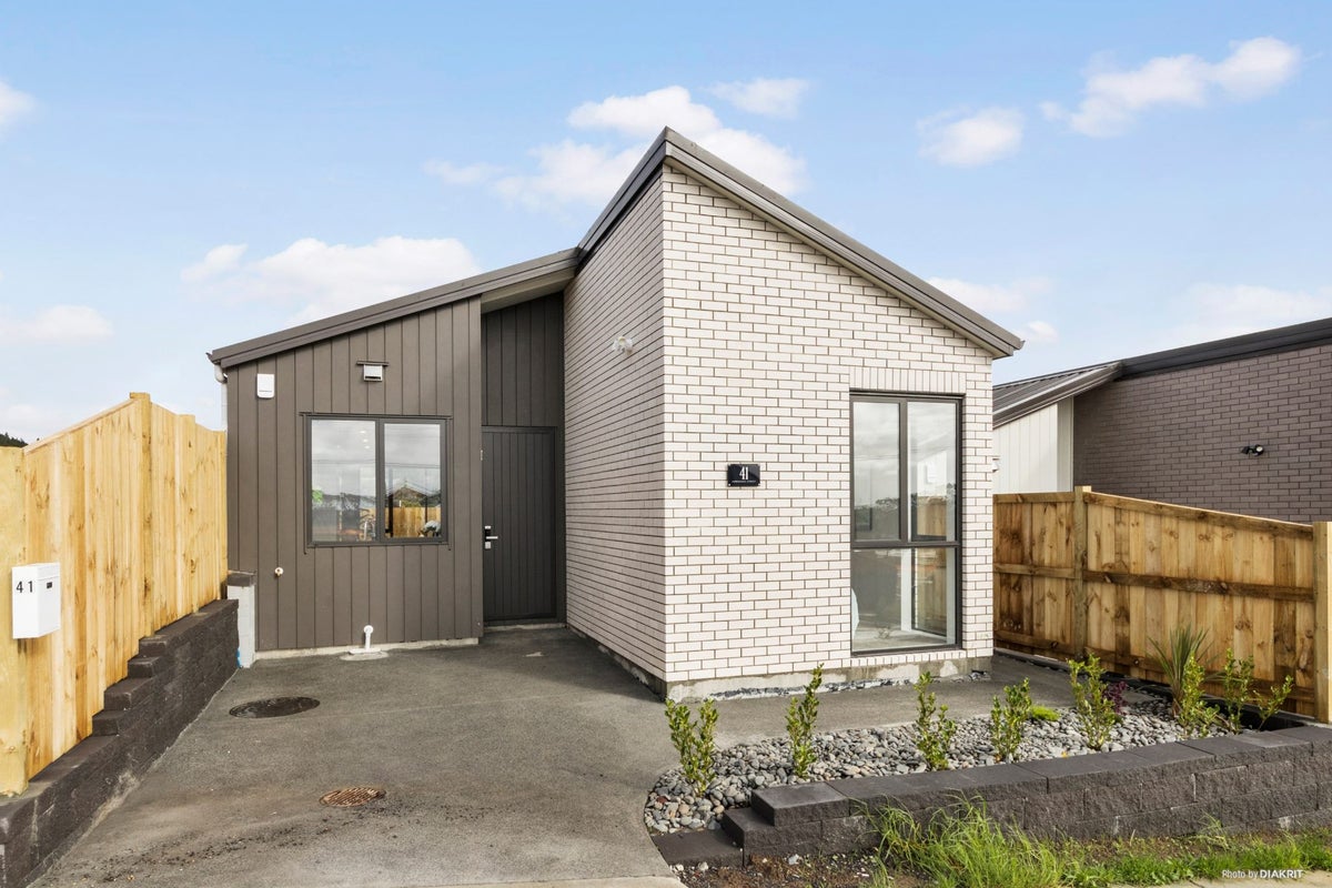 41 Horokaka Street, Massey, Auckland - Carousel 1