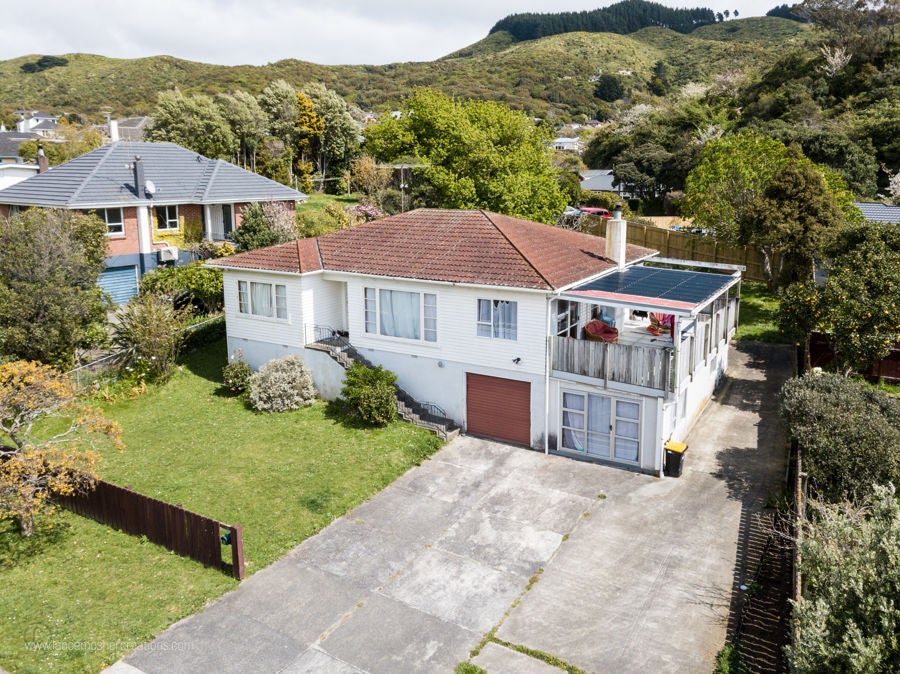 4 Huia Street, Tawa, Wellington - Carousel 2