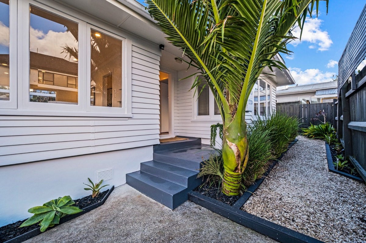 1/19 St Michaels Avenue, Point Chevalier, Auckland - Carousel 1