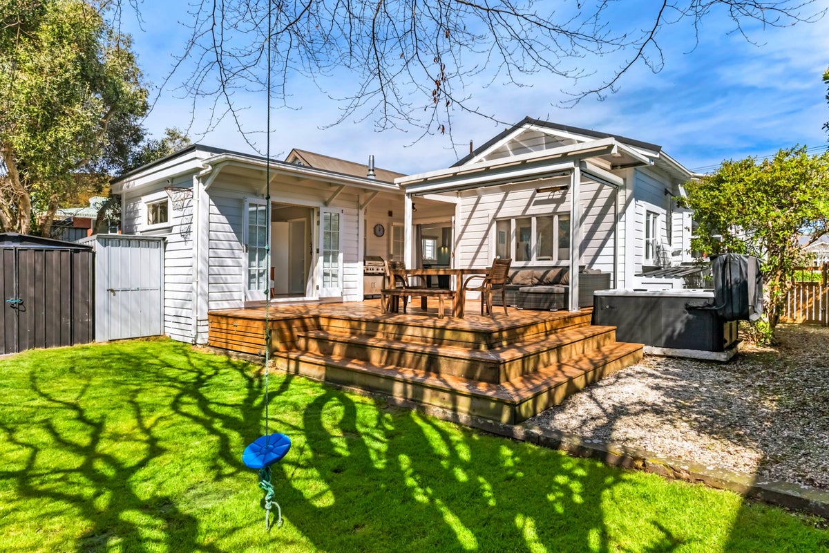 19 Beauchamp Street, Karori, Wellington - Carousel 1
