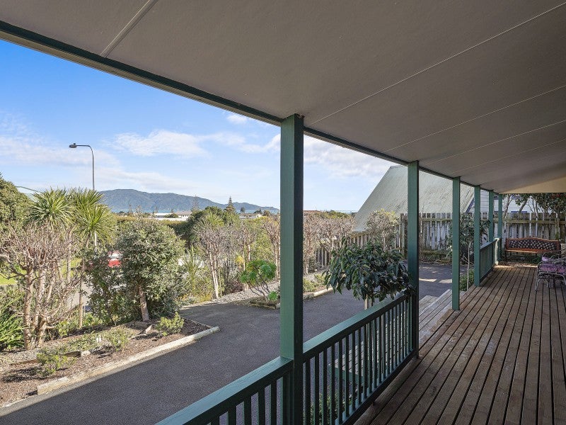 20 Frimley Terrace, Waikanae Beach, Waikanae - Carousel 2