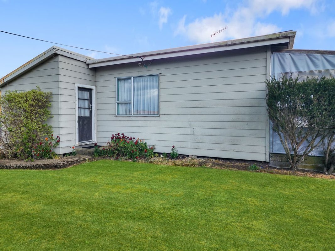 16 Leader Street, Riverton - Carousel 1
