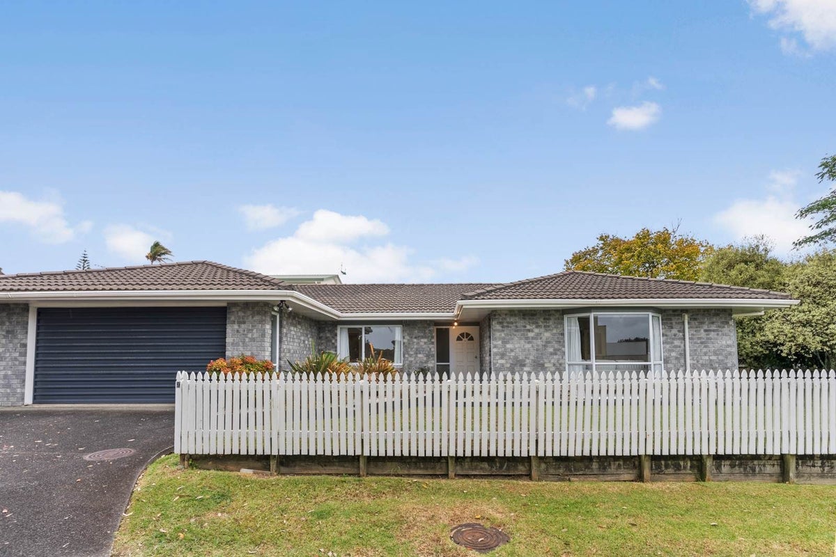 9 Redfern Lane, Glenfield, Auckland - Carousel 1