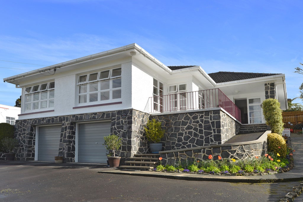 11 Grand View Road, Kamo, Whangarei - Carousel 1