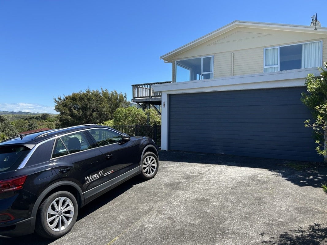 6 Truro Road, Camborne, Porirua - Carousel 2
