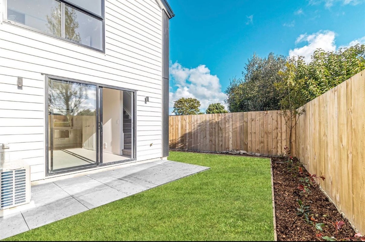 8/110 Kervil Avenue, Te Atatū Peninsula, Auckland - Carousel 1