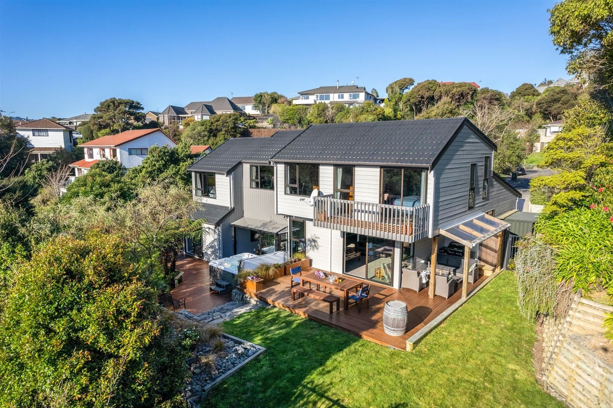 14 Eclipse Lane, Whitby, Porirua - Carousel 1