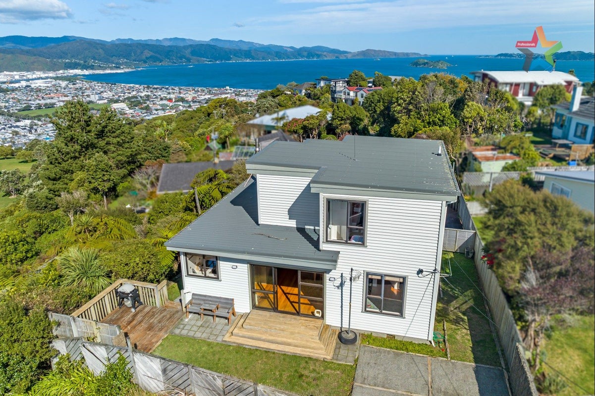 4 Akatea Road, Korokoro, Lower Hutt - Carousel 1