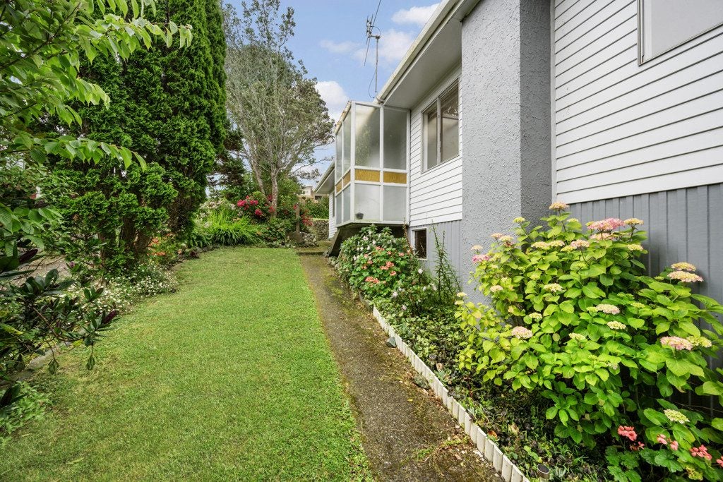 15 Padnell Crescent, Paparangi, Wellington - Carousel 2