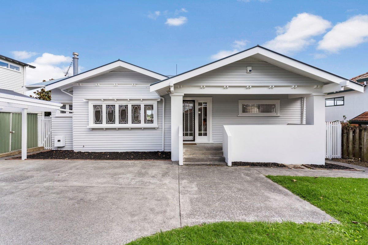 16 Jasper Avenue, Mount Roskill, Auckland - Carousel 1