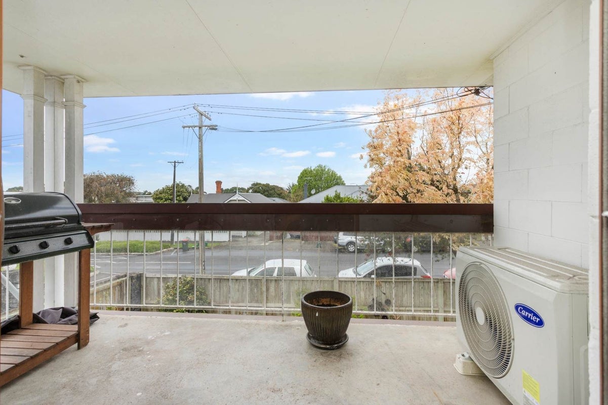 1/8 Woodbine Avenue, Greenlane, Auckland - Carousel 6