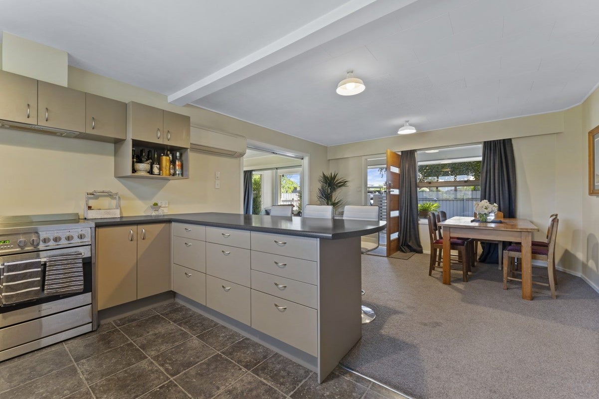 20 Royal Terrace, Alexandra, Alexandra - Carousel 2