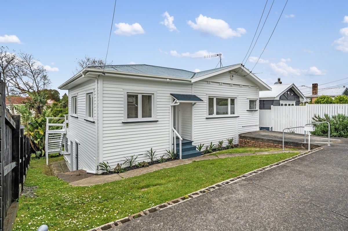 35 Premier Avenue, Point Chevalier, Auckland - Carousel 1