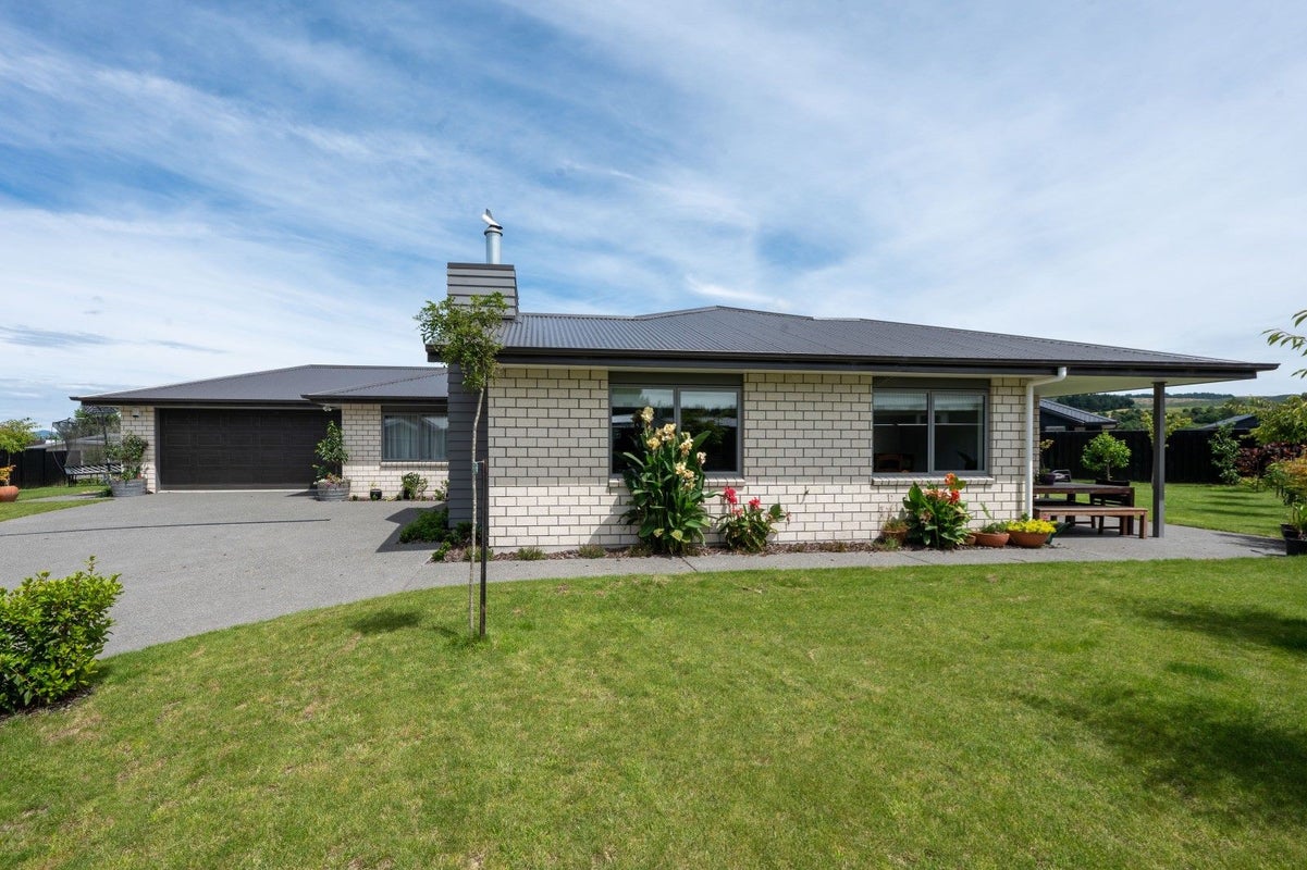 8 Larches Lane, Kinloch, Taupo - Carousel 1