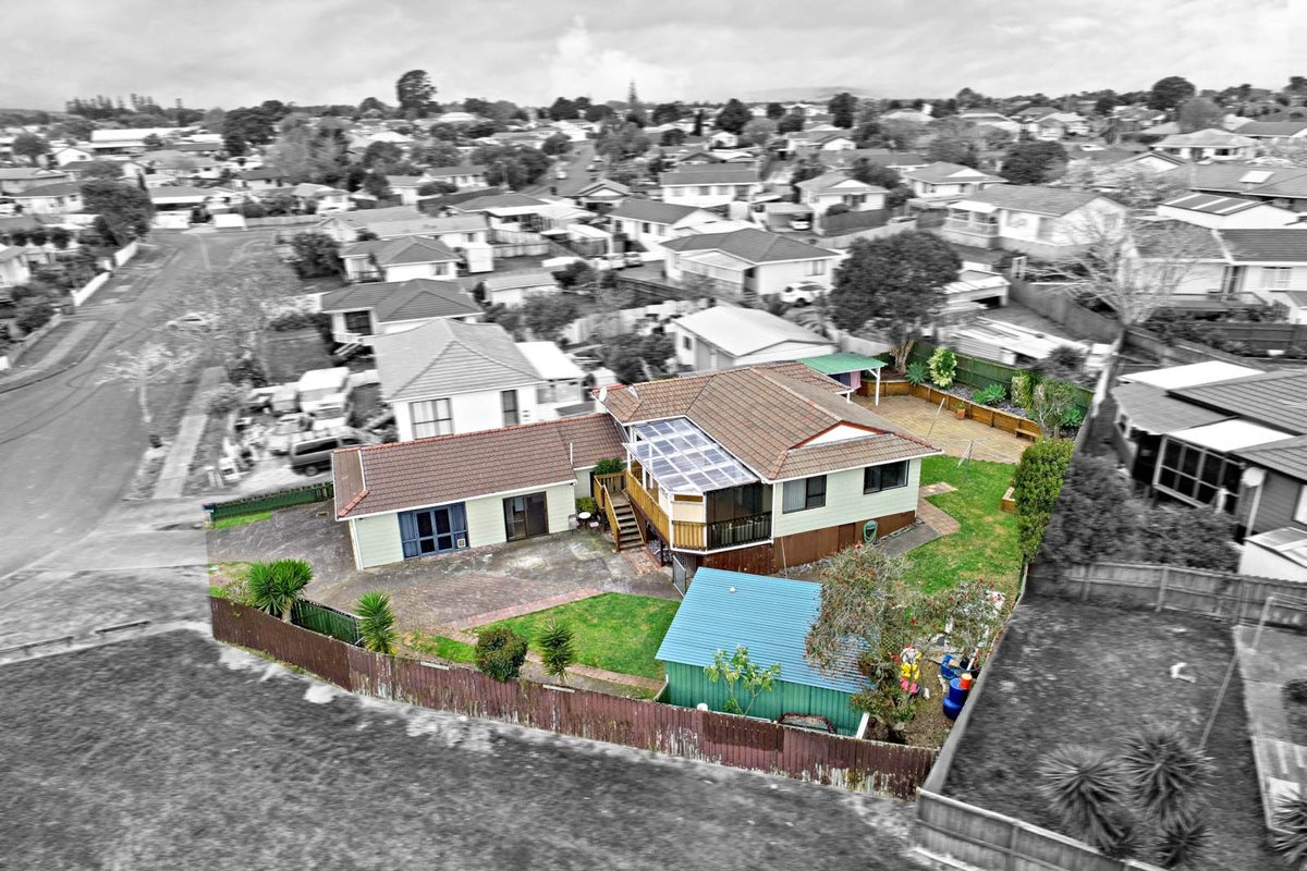 18 Blackgate Place, Weymouth, Auckland - Carousel 2