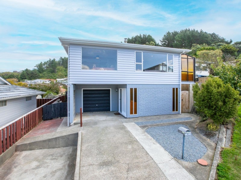 17 Turriff Crescent, Tawa, Wellington - Carousel 1