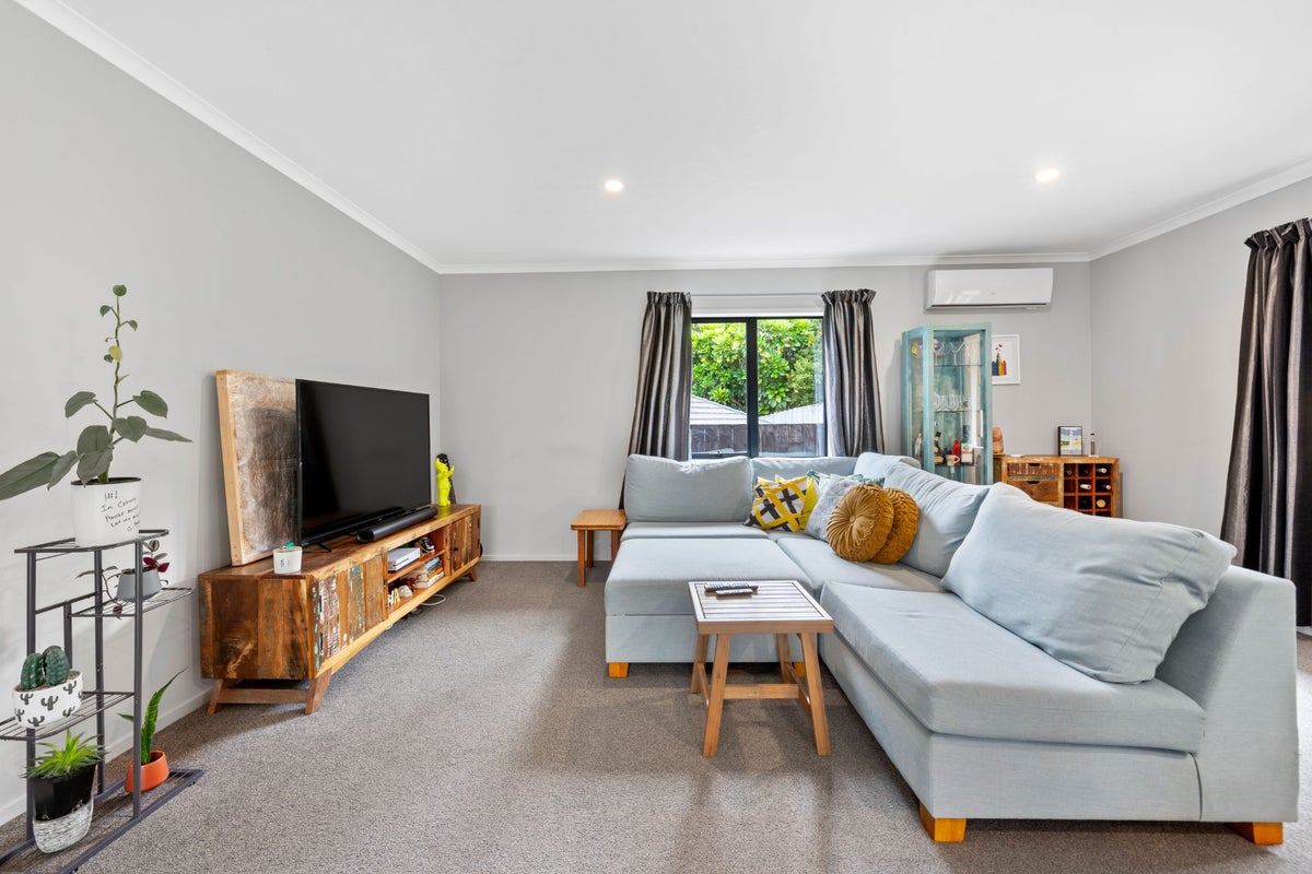 5A Nielsen Place, Massey, Auckland - Carousel 2