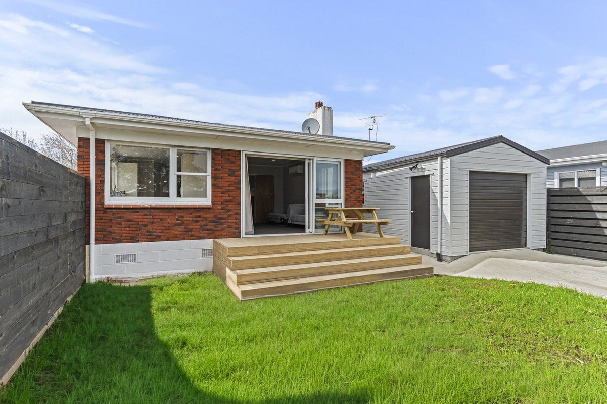 18 Riversdale Drive, Merrilands, New Plymouth - Carousel 1
