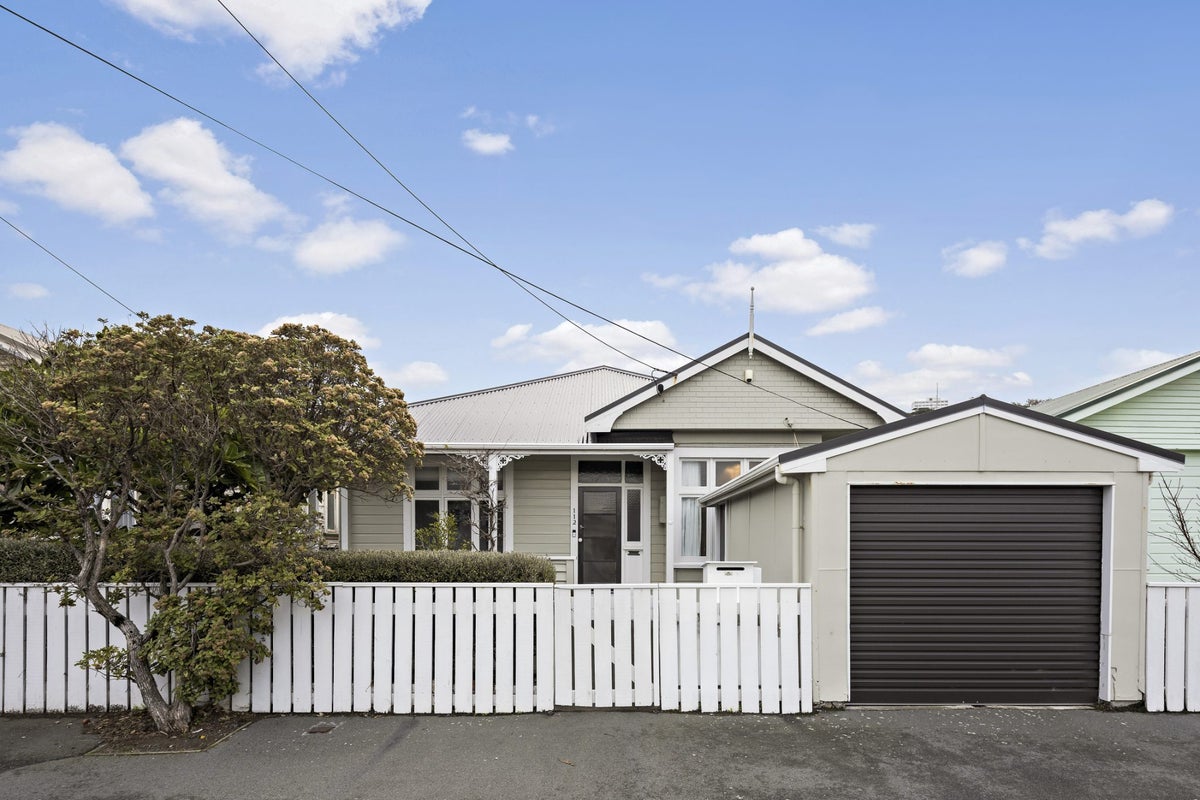 112 Onepu Road, Lyall Bay, Wellington - Carousel 1